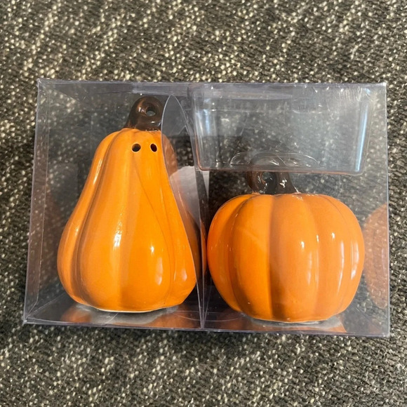 NIB Pumpkin Ceramic Salt & Pepper Shakers - Picture 1 of 3